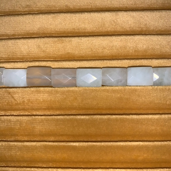 ✨2/$20✨LIGHT GREEN JADE BEADS - Picture 2 of 2